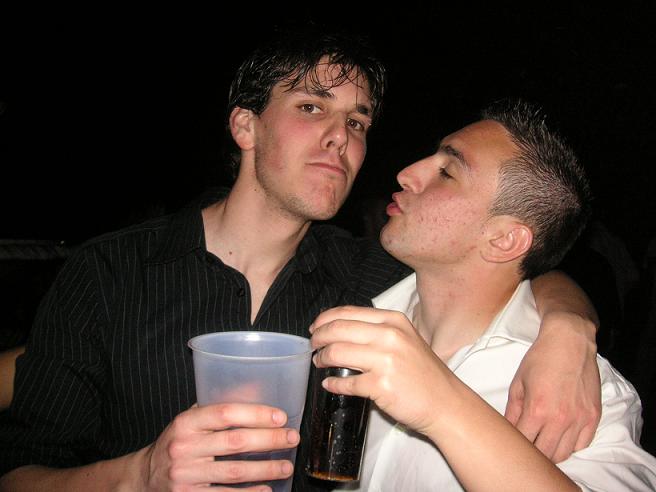 20060501021821-keko-y-chino-beso.jpg