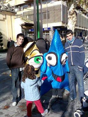 20070106174137-con-los-munecos.jpg